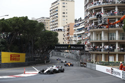 Sergey Sirotkin, Williams FW41, delante de Stoffel Vandoorne, McLaren MCL33