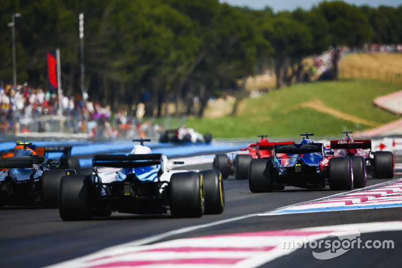 Brendon Hartley, Toro Rosso STR13, voor Valtteri Bottas, Mercedes AMG F1 W09, en Lance Stroll, Williams FW41
