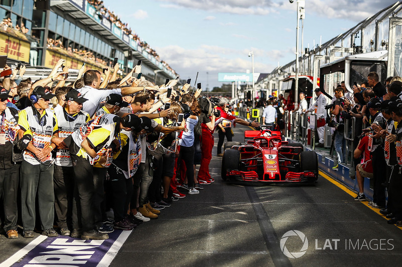 Yarış galibi Sebastian Vettel, Ferrari SF71H, parc ferme ve Maurizio Arrivabene, Ferrari Takım Patronu