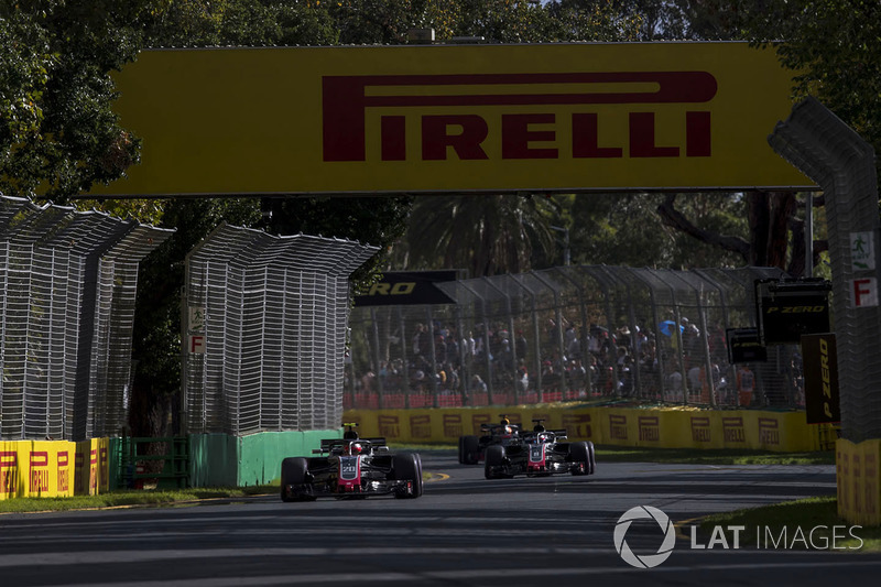 Kevin Magnussen, Haas F1 Team VF-18 Ferrari, precede Romain Grosjean, Haas F1 Team VF-18 Ferrari