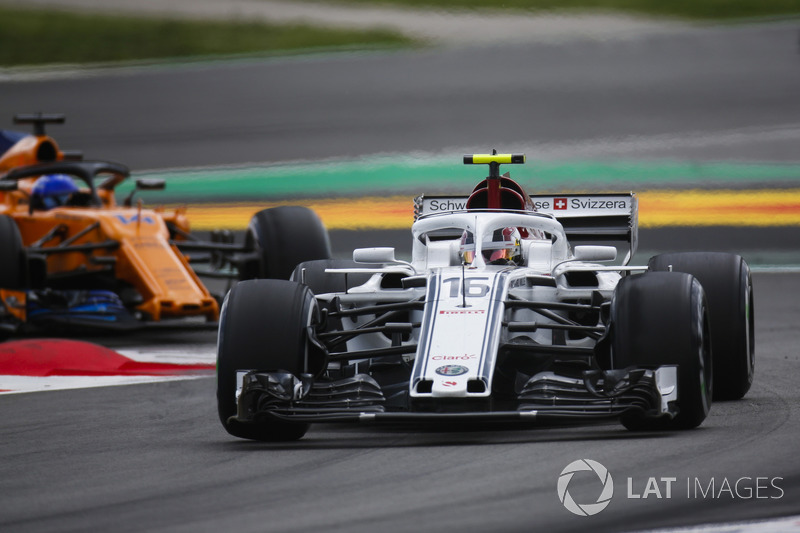 Charles Leclerc, Sauber C37, Fernando Alonso, McLaren MCL33
