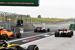 Фернандо Алонсо, McLaren MCL33, Маркус Ерікссон, Sauber C37, Стоффель Вандорн, McLaren MCL33