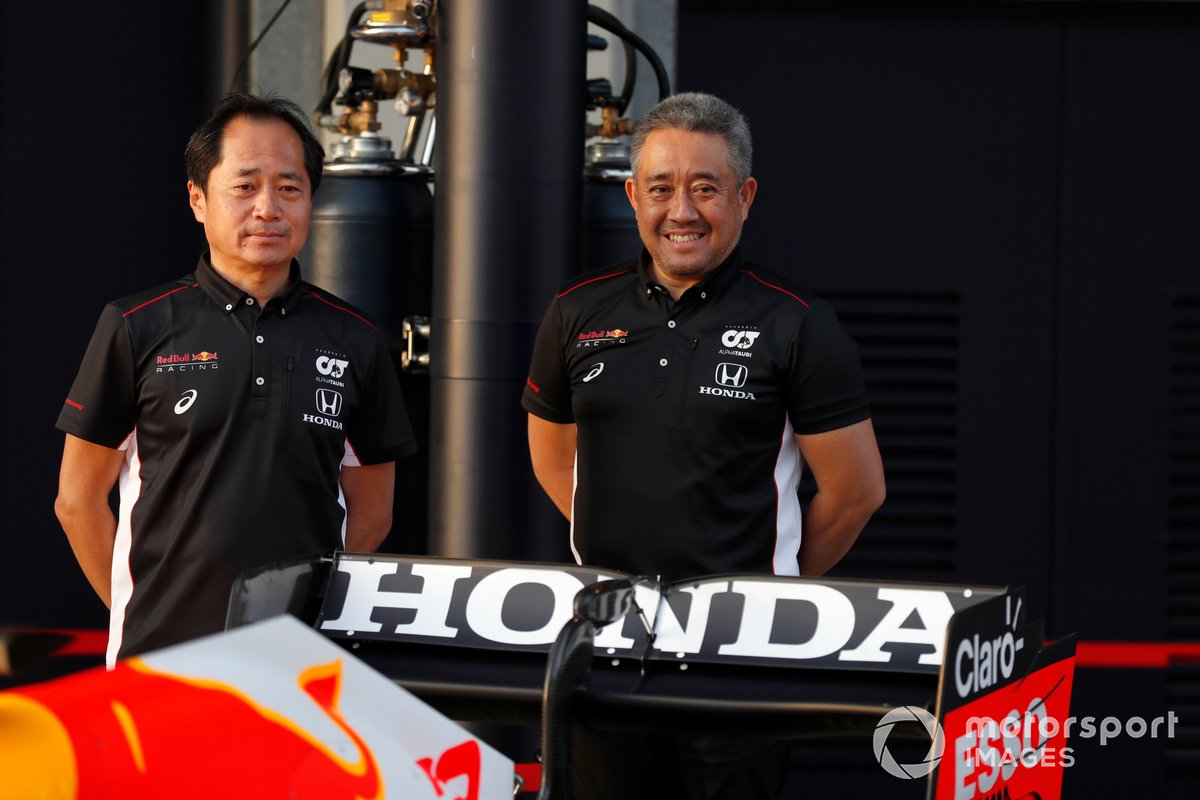 Тойохару Танабе, технический директор Honda F1, Масаши Ямамото, генеральный менеджер Honda Motorsport, с машиной Макса Ферстаппена, Red Bull Racing RB16B