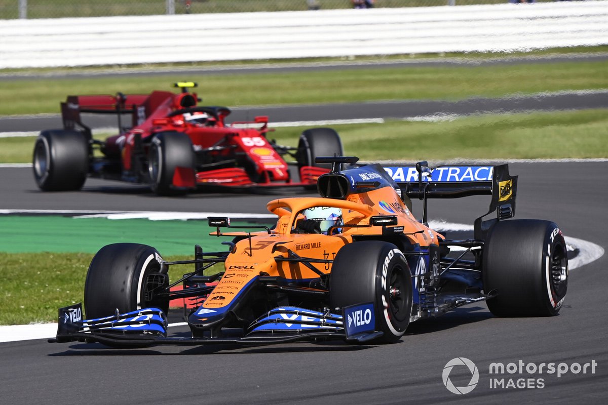 Daniel Ricciardo, McLaren MCL35M, Carlos Sainz Jr., Ferrari SF21