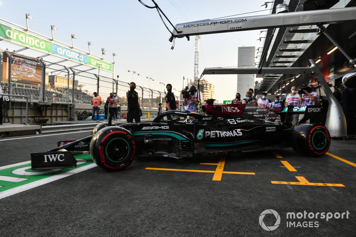 Lewis Hamilton, Mercedes W12, sale del garaje.