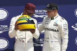Polesitter Lewis Hamilton, Mercedes AMG F1, mit Helm von Ayrton Senna; 3. Valtteri Bottas, Mercedes
