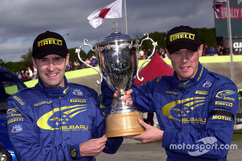 Richard Burns y Robert Reid celebran con su trofeo.