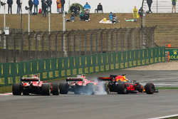 Daniel Ricciardo, Red Bull Racing RB13; Kimi Räikkönen, Ferrari SF70H; Sebastian Vettel, Ferrari SF7