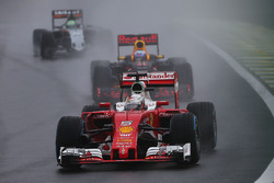 Sebastian Vettel, Ferrari SF16-H, Daniel Ricciardo, Red Bull Racing RB12