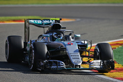 Nico Rosberg, Mercedes AMG F1 W07 Hybrid met de halo cockpitbescherming