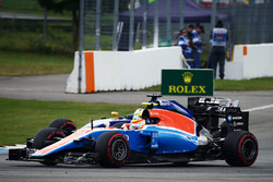 Rio Haryanto, Manor Racing MRT05; Marcus Ericsson, Sauber C35