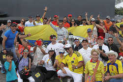 1. Juan Pablo Montoya, Team Penske Chevrolet, mit Fans