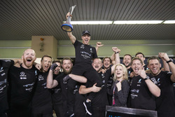 Yarış galibi Valtteri Bottas, Mercedes AMG F1, ve eşi Emilia