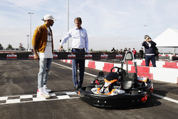 Льюіс Хемілтон, Mercedes AMG F1, відкриває картодром