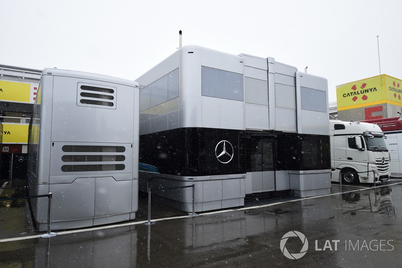 Трейлеры Mercedes AMG F1 в заснеженном паддоке
