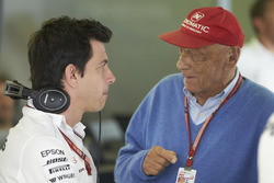 Toto Wolff, Direktör, Mercedes AMG, ve Niki Lauda, Fahri Direktör, Mercedes AMG