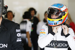 Fernando Alonso, McLaren MP4-31 in de garage