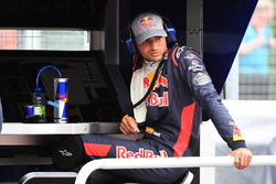 Carlos Sainz Jr., Scuderia Toro Rosso al muretto box dopo essersi fermato in pista nelle FP1