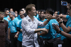 Werknemers van Petronas begroeten Nico Rosberg, Mercedes AMG F1