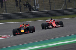 Sebastian Vettel, Ferrari SF70-H y Daniel Ricciardo, Red Bull Racing RB13