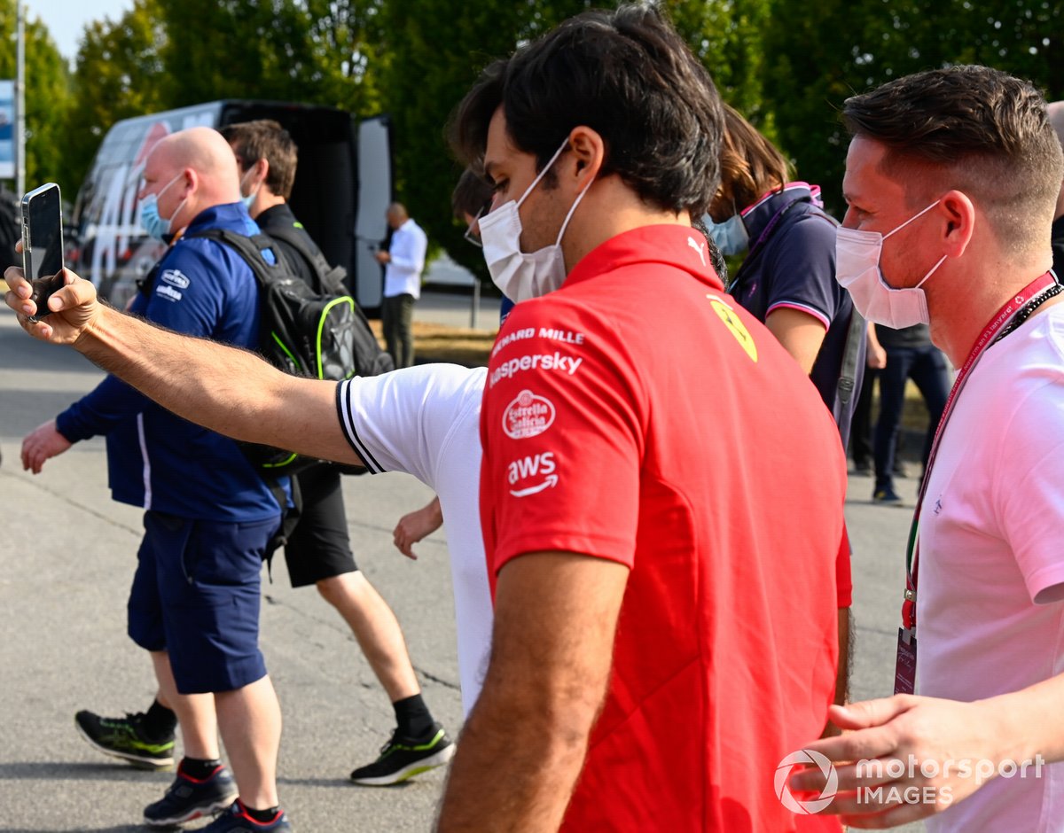 Carlos Sainz Jr., Ferrari, poses for a selfie photo for fans