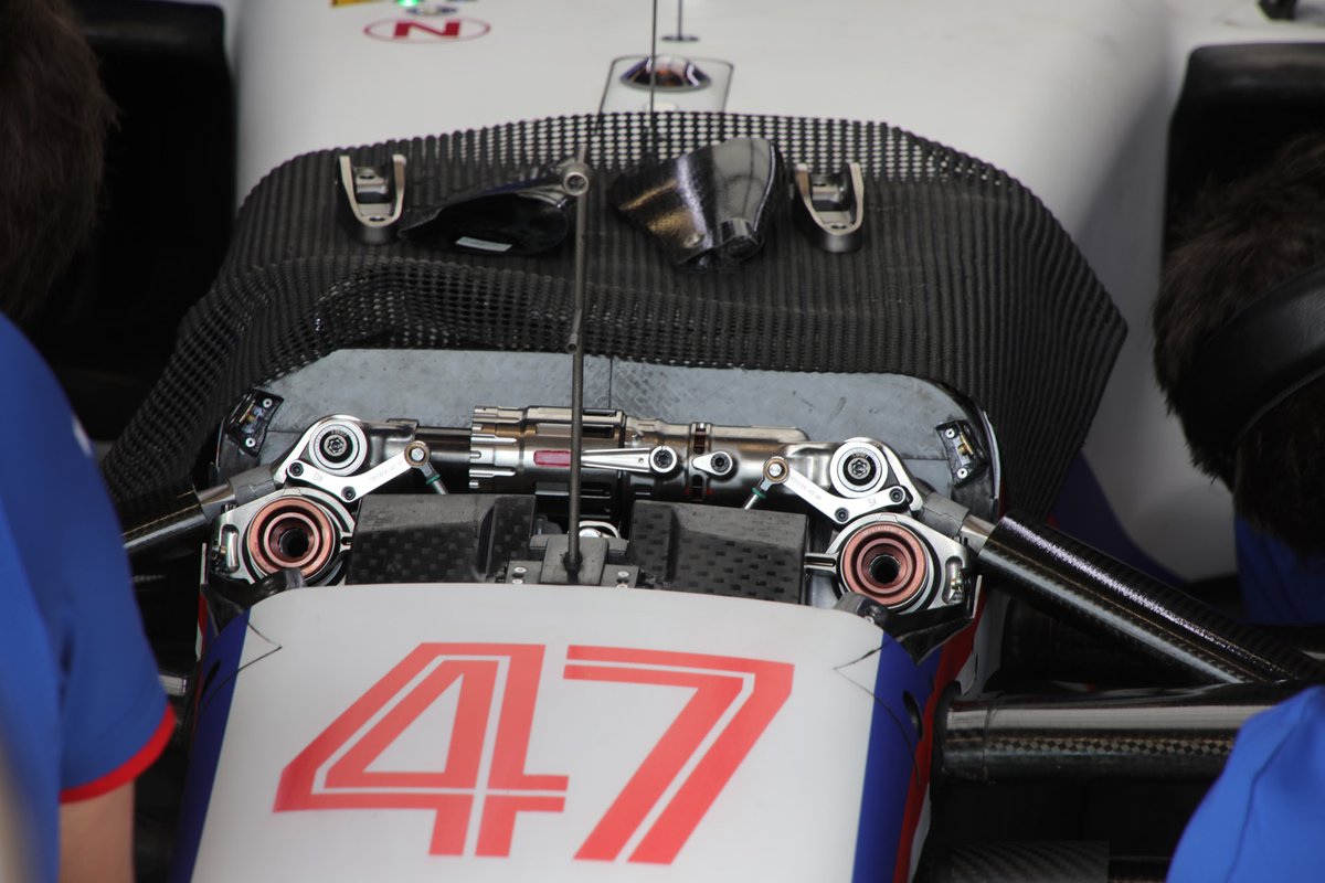 Detalle de la suspensión delantera del Haas VF-22