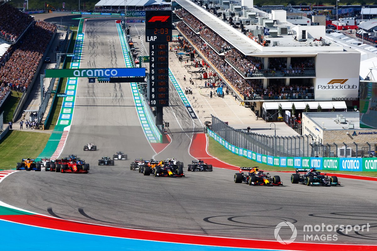 Lewis Hamilton, Mercedes W12, Max Verstappen, Red Bull Racing RB16B, Sergio Perez, Red Bull Racing RB16B, Charles Leclerc, Ferrari SF21, and the rest of the field at the start