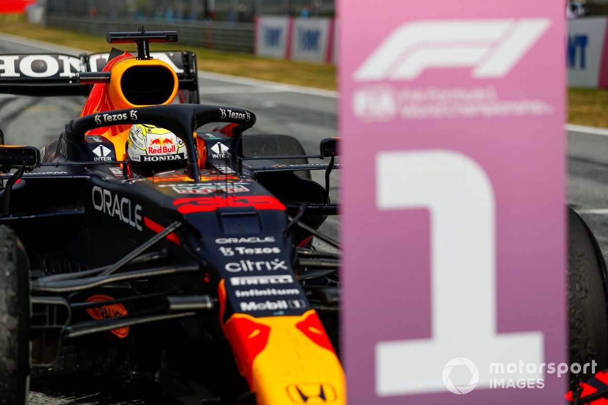 Max Verstappen, Red Bull Racing RB16B, primera posición.