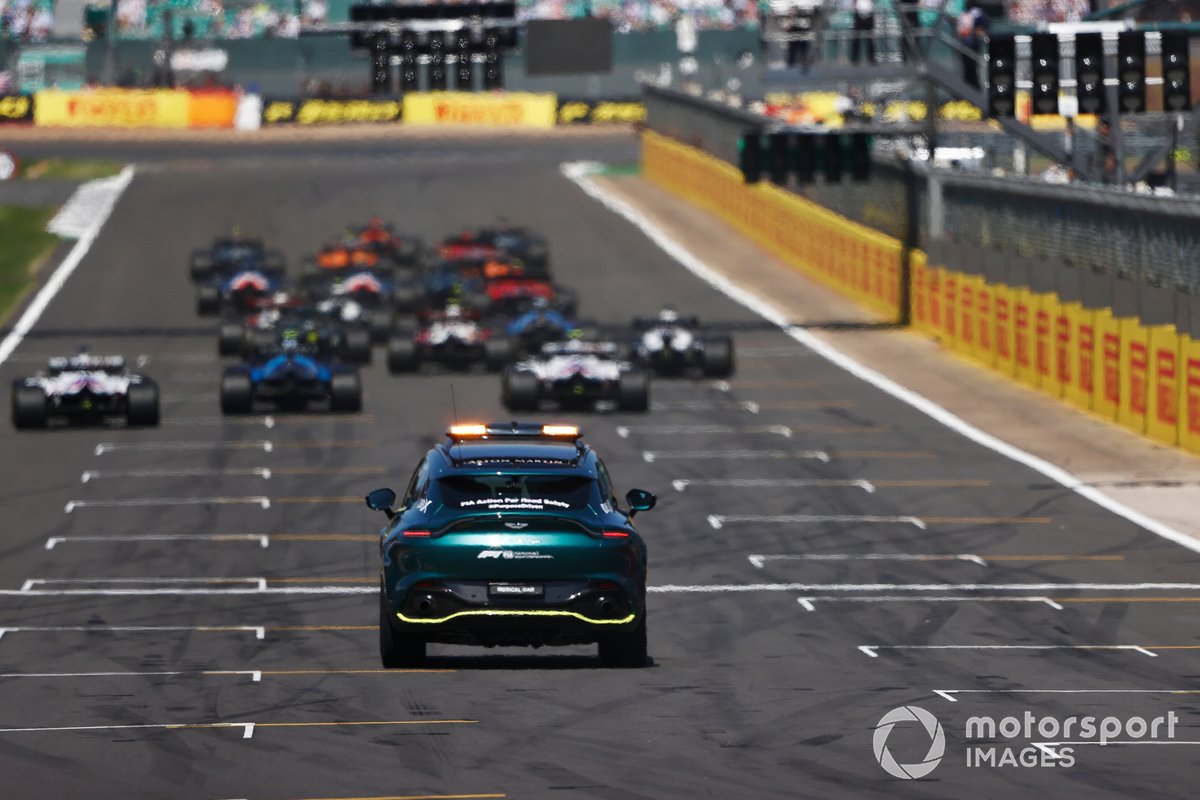 De Medical car volgt terwijl Max Verstappen, Red Bull Racing RB16B, and Lewis Hamilton, Mercedes W12, leiden