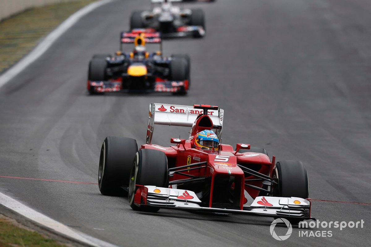 Fernando Alonso, Ferrari F2012, voor Sebastian Vettel, Red Bull RB8 Renault