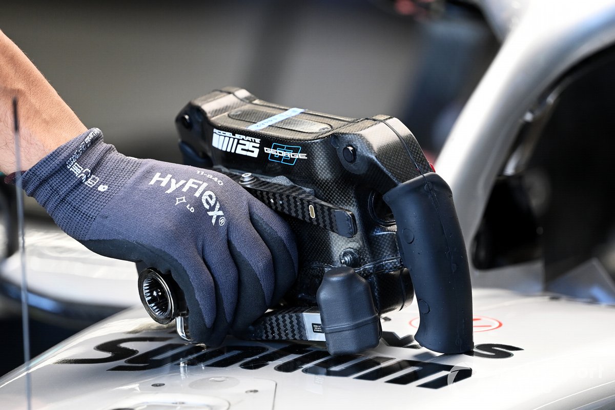 Volante della Mercedes W13