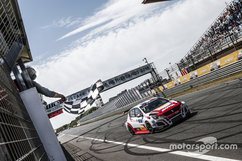 Il vincitore della garaAurélien Comte, DG Sport Competition Peugeot 308TCR