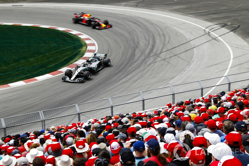 Valtteri Bottas, Mercedes AMG F1 W09, por delante de Max Verstappen, Red Bull Racing RB14