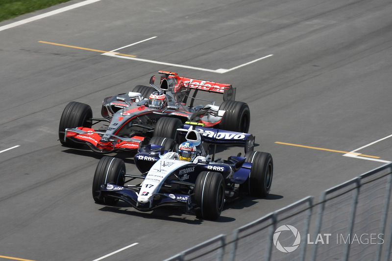 Fernando Alonso, McLaren MP4-22, intenta adelantar a Alex Wurz, Williams FW29.