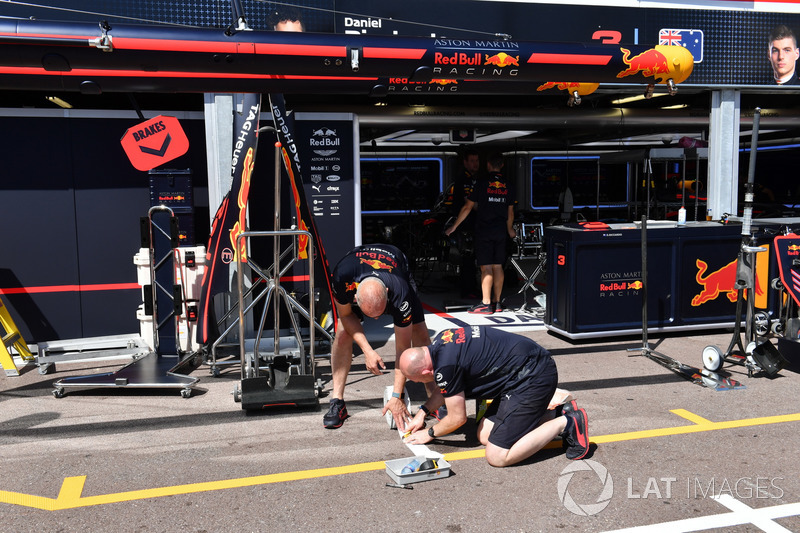 Meccanici Red Bull Racing al lavoro nel box