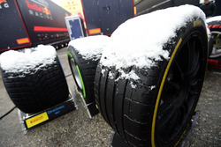 Karla kaplı Pirelli lastikleri