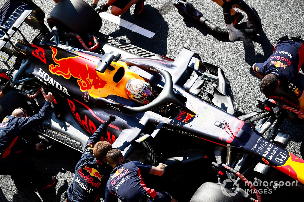 Max Verstappen, Red Bull Racing RB16, saat berada di pit