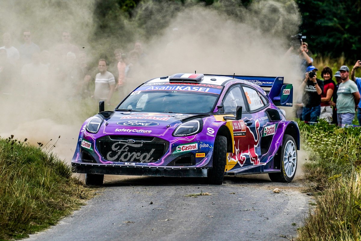 Adrien Fourmaux, Alexandre Coria, M-Sport Ford World Rally Team Ford Puma Rally1 saat turun di Reli Ypres Belgia.