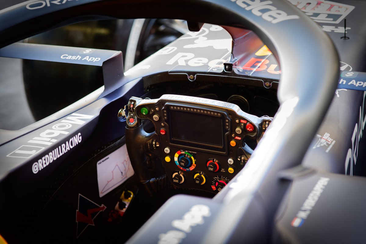 Detalle del volante del auto de Max Verstappen, Red Bull Racing RB16B