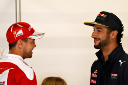 Sebastian Vettel, Scuderia Ferrari praat met Daniel Ricciardo, Red Bull Racing
