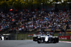 Felipe Massa, Williams FW38 y Romain Grosjean, Haas VF-16