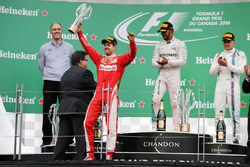 Подіум (зліва направо): Себастьян Феттель, Ferrari, друге місце; Льюїс Хемілтон, Mercedes AMG F1, пе