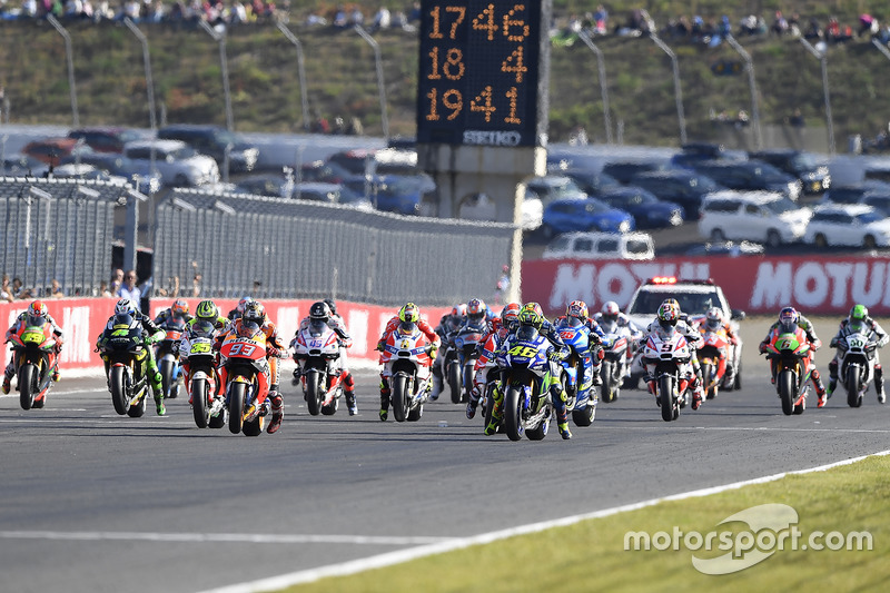 Старт: Валентино Россі, Yamaha Factory Racing leads