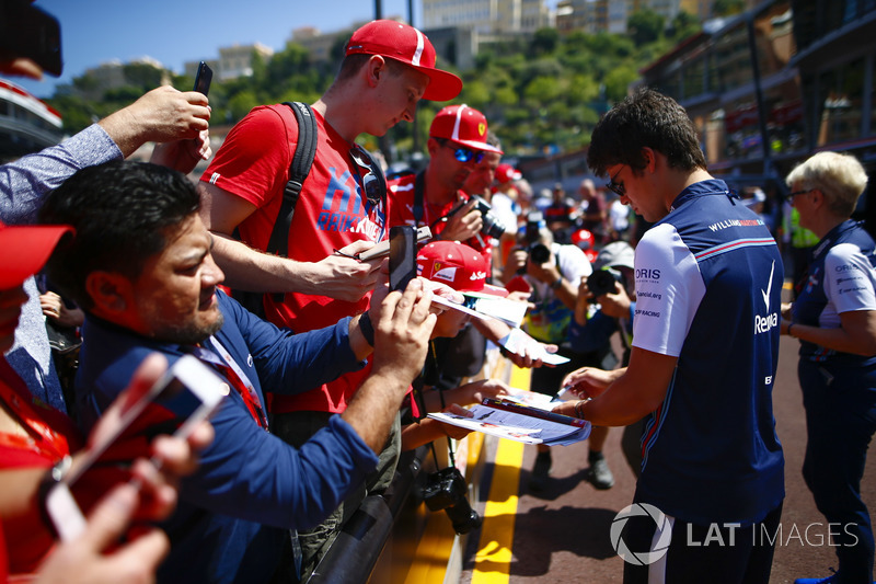 Lance Stroll, Williams Racing signe des autographes