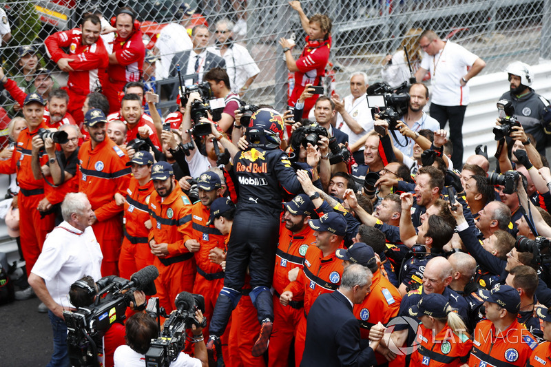 Daniel Ricciardo, Red Bull Racing, celebrates victory with his team, as Adrian Newey, Chief Technical Officer, Red Bull Racing and Helmut Markko, Consultant, Red Bull Racing look on