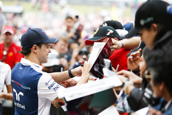 Felipe Massa, Williams, firma autografi ai fan