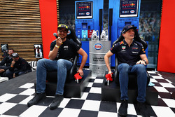 Un fanático de la carrera se enfrenta a Max Verstappen, Red Bull Racing en un concurso televisivo