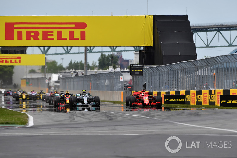 Sebastian Vettel, Ferrari SF71H precede Valtteri Bottas, Mercedes-AMG F1 W09, alla partenza della gara