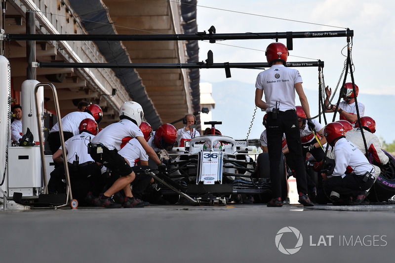 Antonio Giovinazzi, Sauber C37 pit stop