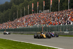 Jolyon Palmer, Renault Sport F1 Team RS17, Carlos Sainz Jr., Scuderia Toro Rosso STR12